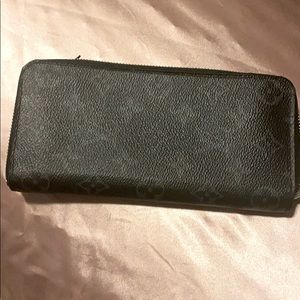 Louis Vuitton Men’s Zippy wallet vertical